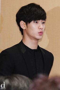 金秀贤最新爆料照片高清,魅力四溢，风采依旧！